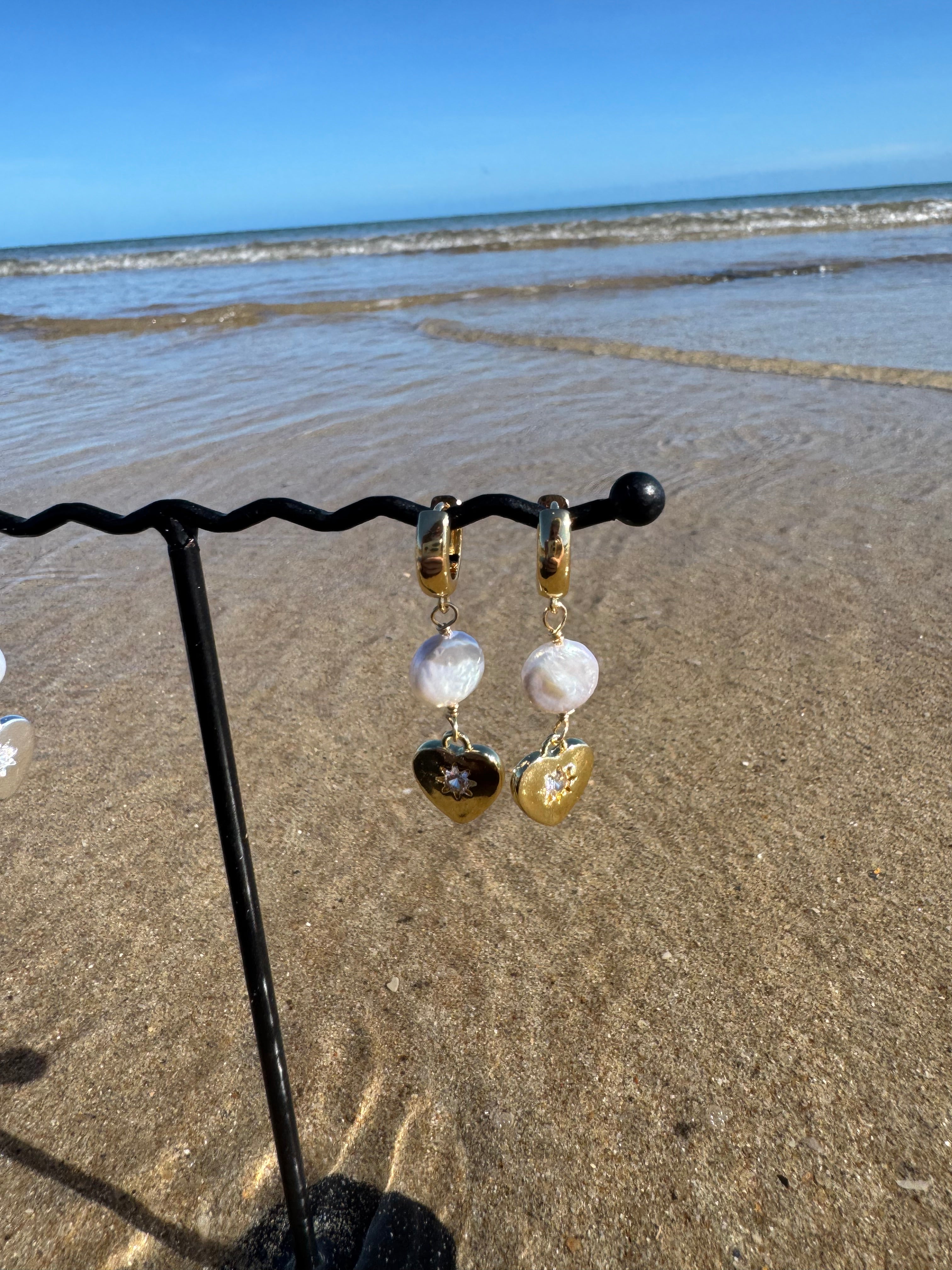 Gold pearl heart earrings (Copy)